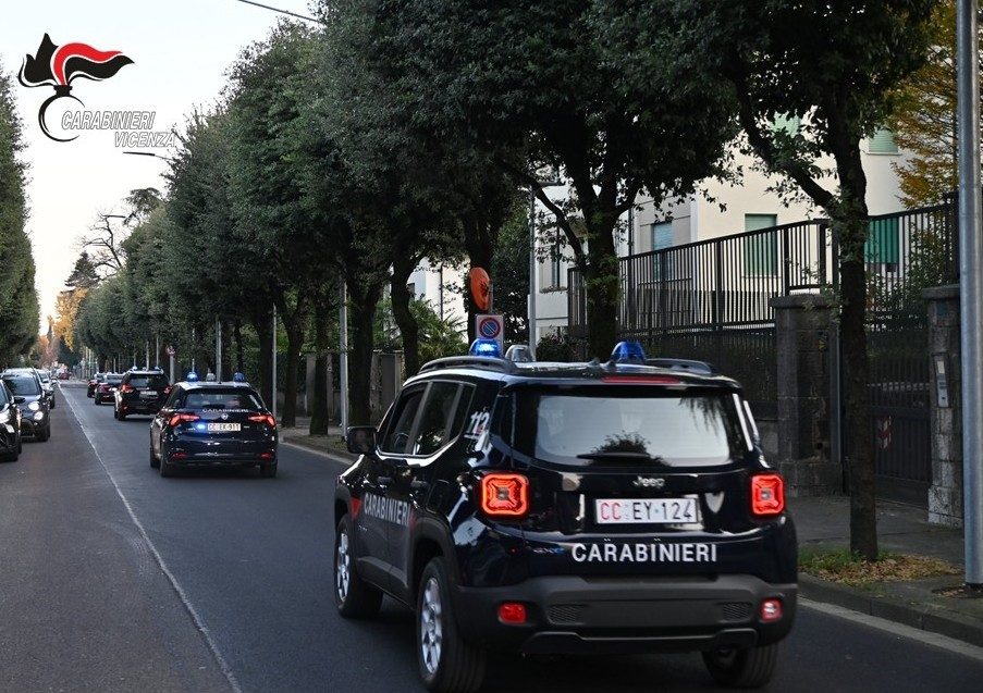 Vicenza, si toglie il braccialetto elettronico e torna a molestare la ex due volte in un giorno: ora è in carcere