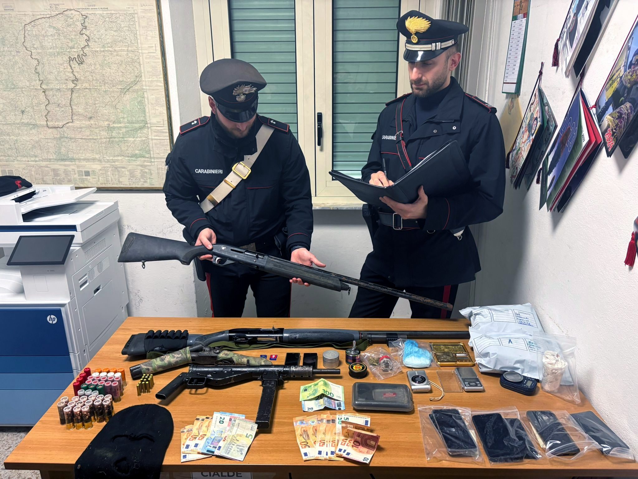 Le armi sequestrate dai Carabinieri dopo gli arresti alla banda che ha rubato un bancomat co un escavatore