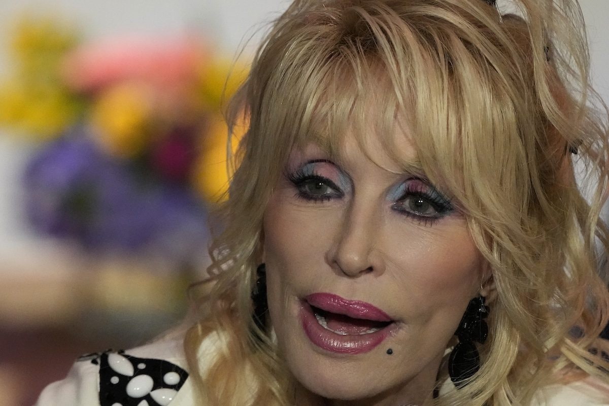 Dolly Parton cancella Las Vegas per problemi di salute: sistema immunitario e digestivo completamente in tilt