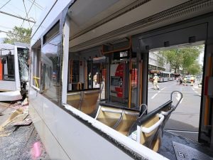 Scontro frontale tra tram a Dusseldorf, almeno 27 feriti: “Cinque sono gravi, indagini in corso”