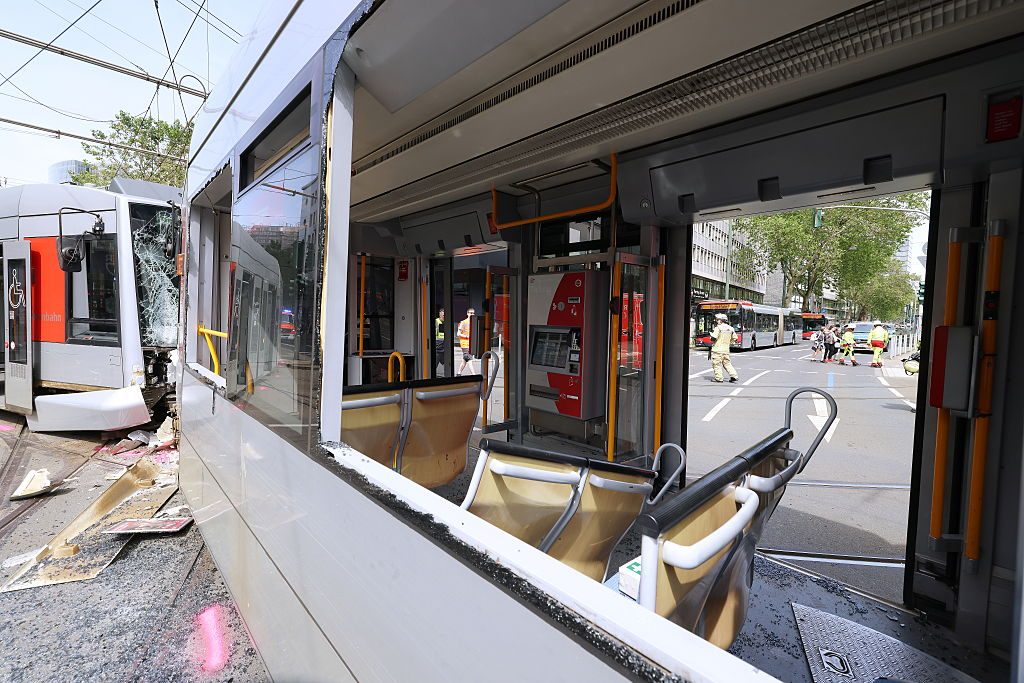 Scontro frontale tra tram a Dusseldorf, almeno 27 feriti: "Cinque sono gravi, indagini in corso"