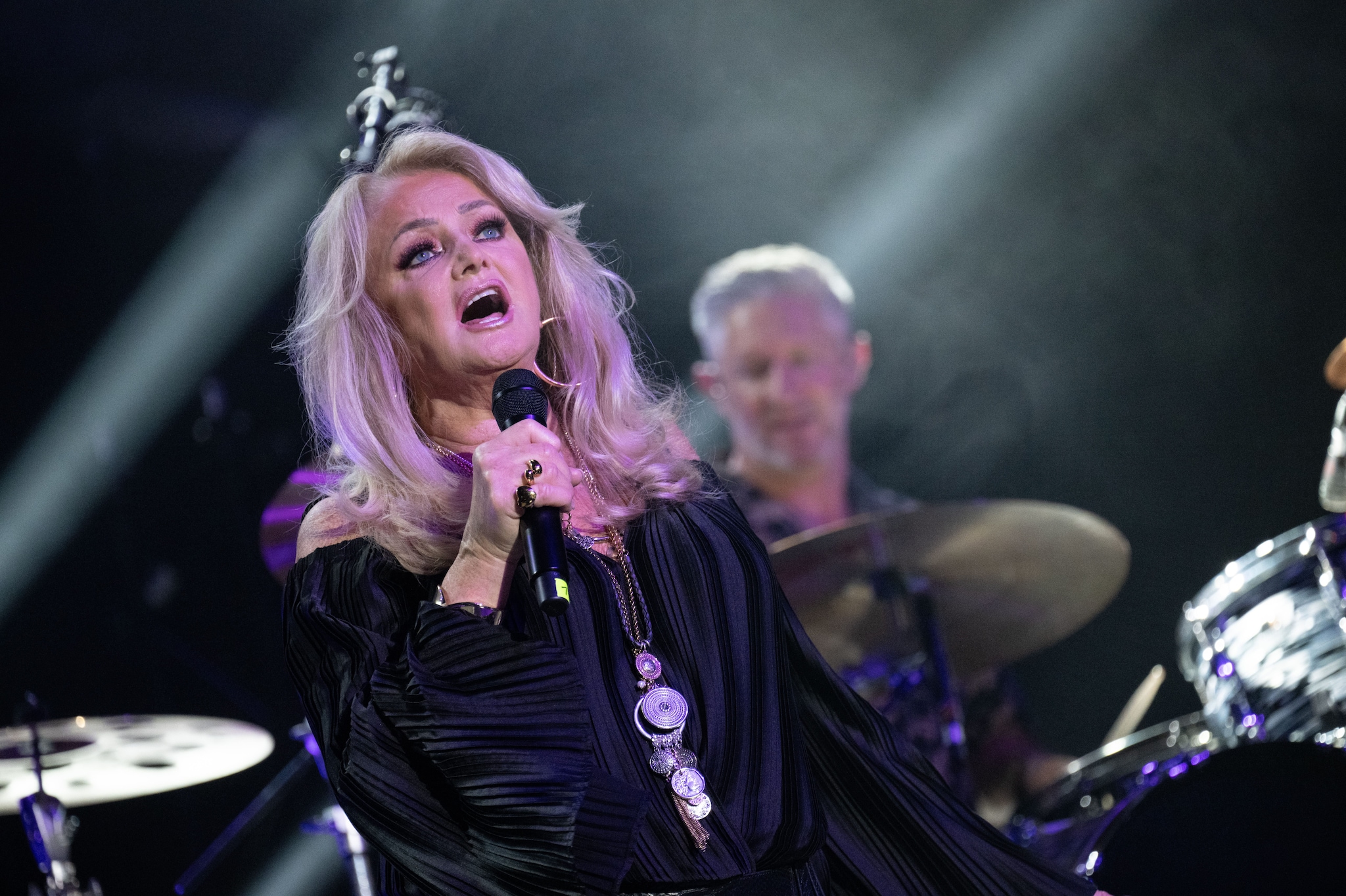 Bonnie Tyler durante un concerto del tour "40 years of Total Eclipse of the Heart" nel 2023