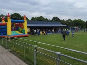 Vento solleva castello gonfiabile: bimbo di 7 anni travolto e ucciso durante torneo di calcio in Belgio