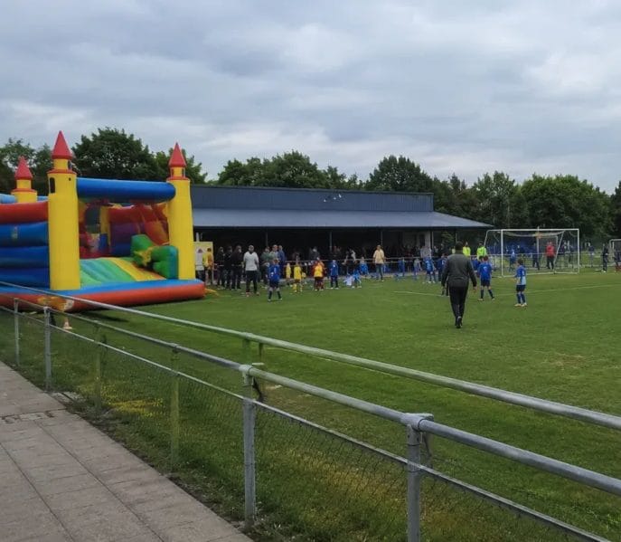 Vento solleva castello gonfiabile: bimbo di 7 anni travolto e ucciso durante torneo di calcio in Belgio