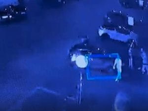 Iacopo Cerbai accoltellato al cuore a Prato per difendere la collega, in terapia intensiva: il video dell’aggressione