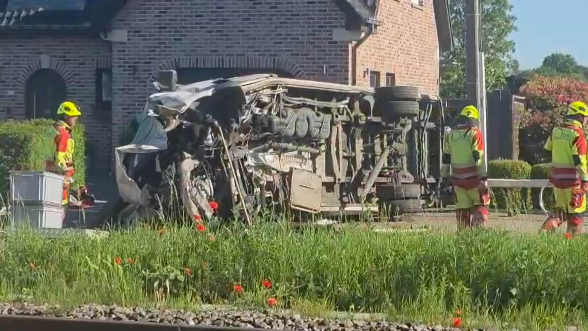 Belgio, scuolabus travolto da un treno a un passaggio al livello: 4 morti, tra loro due adolescenti