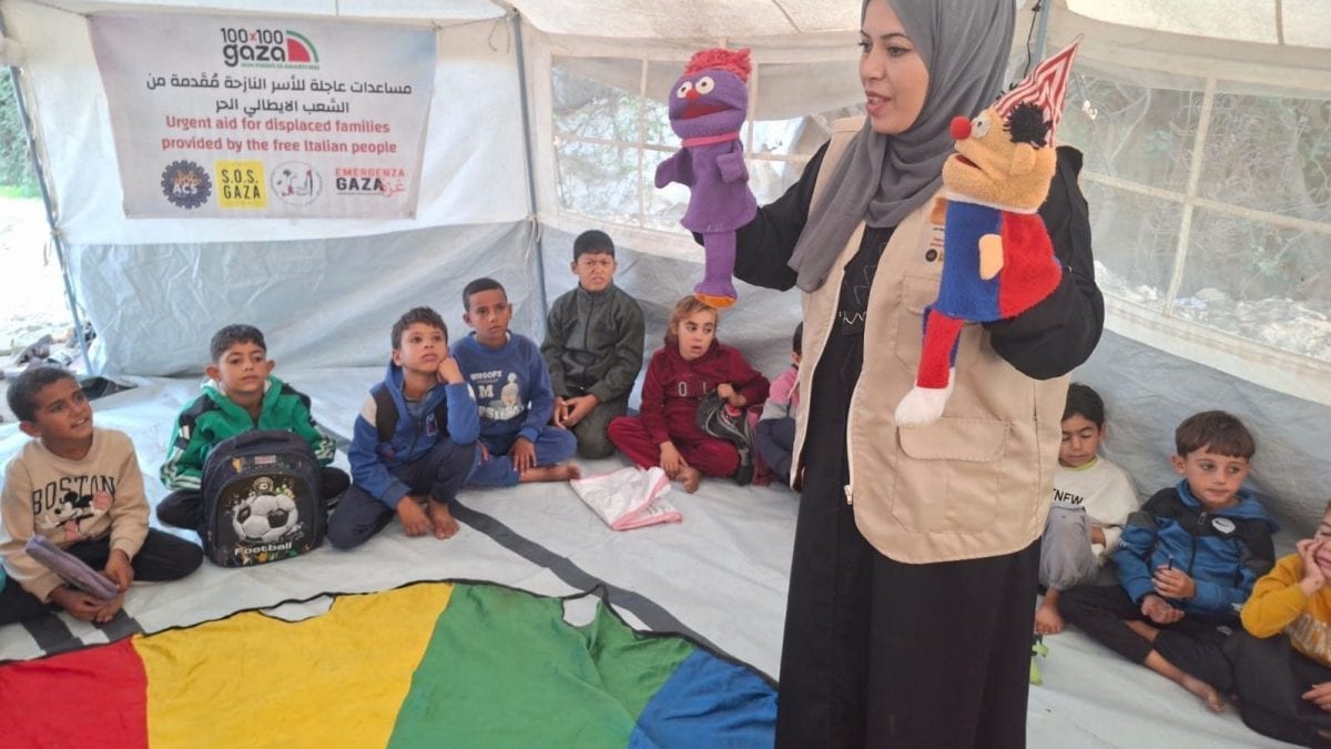 La psicologa Zeinab Ahmad Alhaw, una delle fondatrici del progetto della tenda–scuola "Adam"