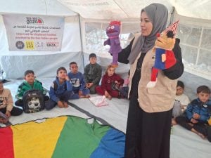 Tende scuola a Gaza per i bimbi palestinesi, nasce il gemellaggio con l’Italia: “Si scambiano disegni e canzoni”