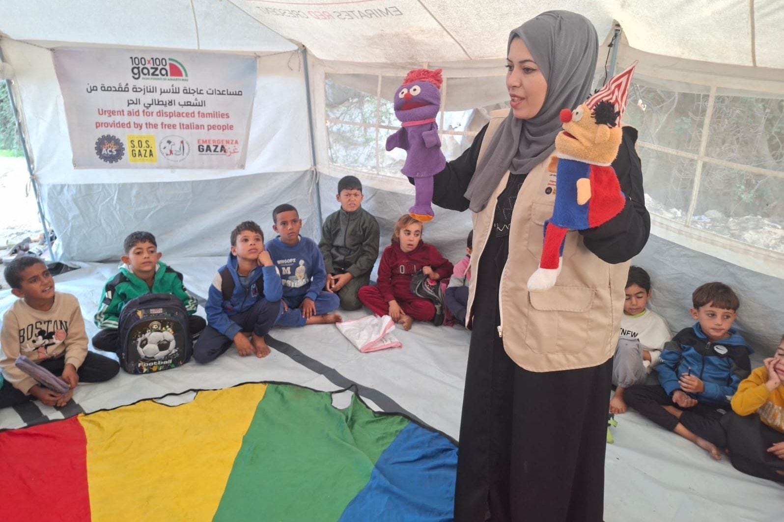 Tende scuola a Gaza per i bimbi palestinesi, nasce il gemellaggio con l’Italia: “Si scambiano disegni e canzoni”