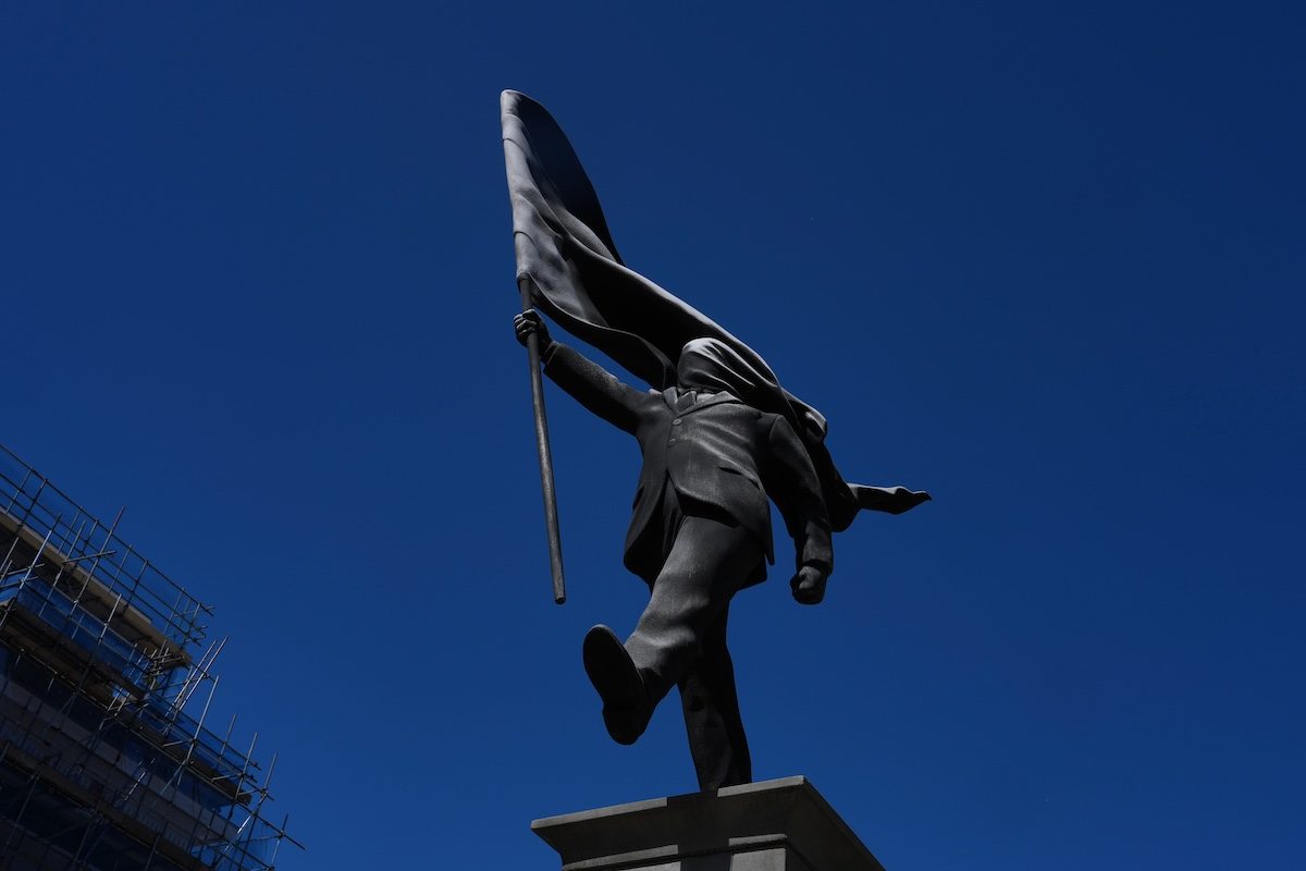 Come ha fatto Banksy a portare la sua statua al centro di Londra? "Con persone che organizzano concerti in 24h"