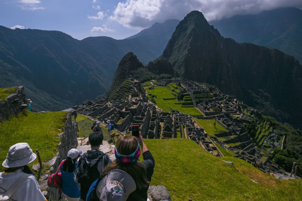 Inciampa mentre attraversa ponte di legno a Machu Picchu, turista precipita in un burrone e muore