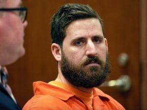 “Sono Dio”, uccide il fratello e ne mangia un occhio: Matthew Hertgen si suicida in carcere negli USA