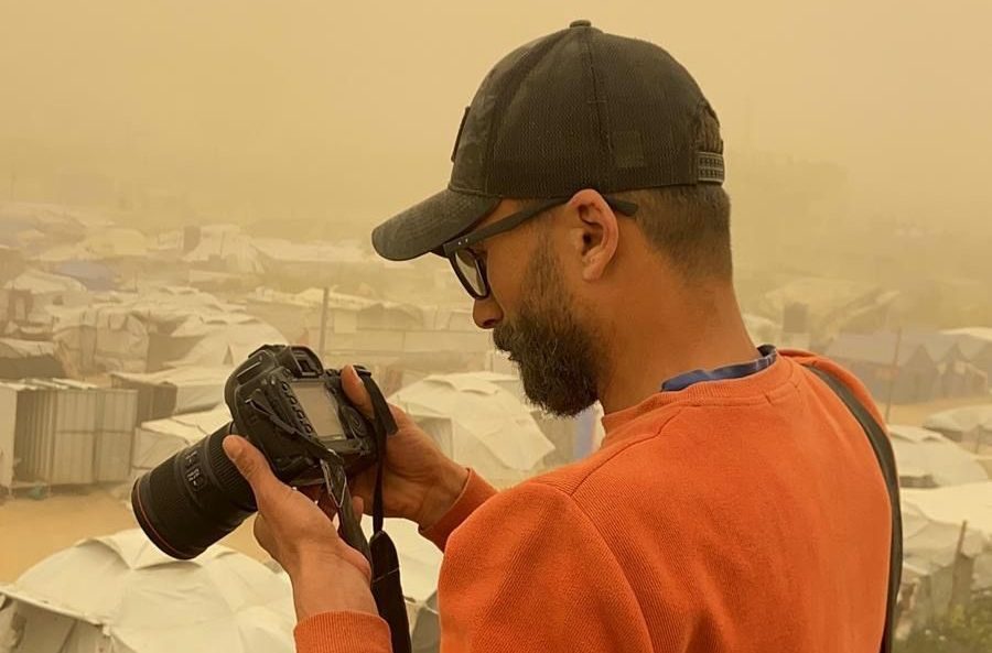 Il fotografo Moiz Al Salhi rischia la vita: “Ho documentato l’orrore di Gaza, ora quel dolore mi appartiene”