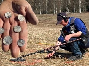 Trovano il più grande tesoro di monete vichinghe della Norvegia con un metal detector: sono dell’XI secolo