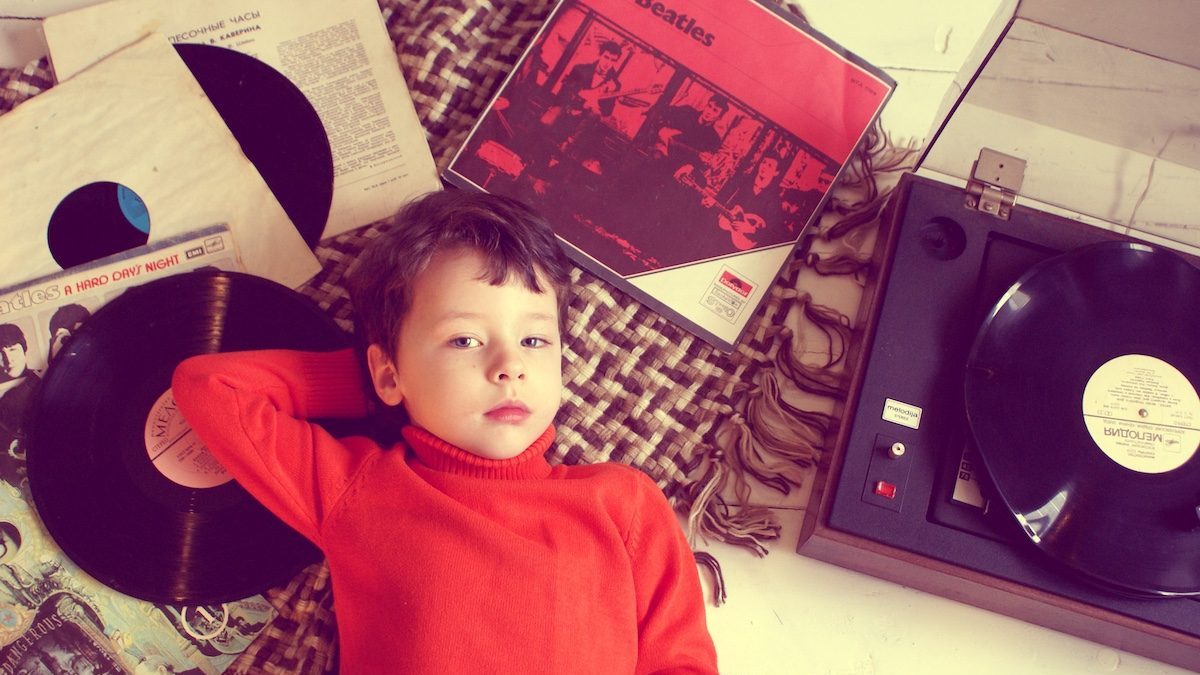 Un bambino tra vinili e giradischi