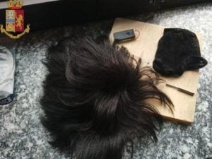 Superavano l’esame per la patente indossando auricolari sotto la parrucca, a Torino chieste 65 condanne