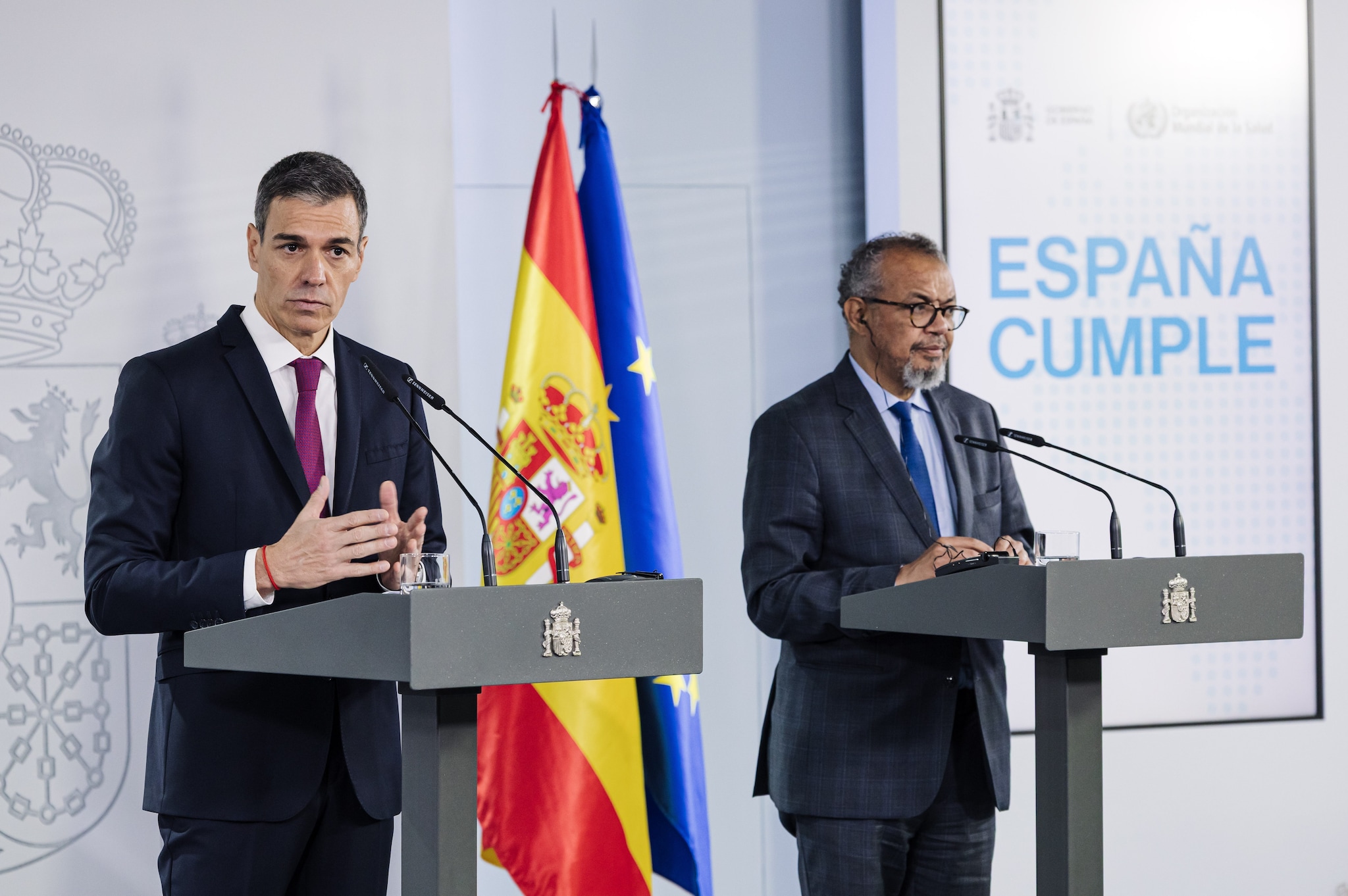 Il Primo ministro spagnolo Pedro Sanchez con Tedros Adhanom Ghebreyesus, direttore generale dell’Oms (foto da LaPresse)