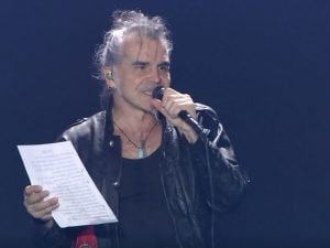 La provocazione di Piero Pelù al Primo Maggio: “Mussolini è un morto sul lavoro, ma sanguinario e traditore”