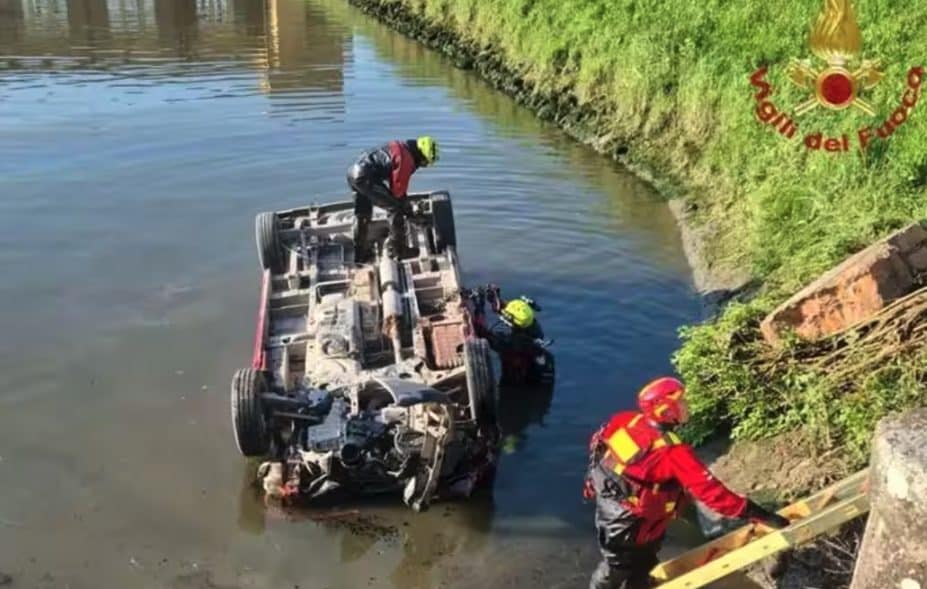 Minivan esce di strada e finisce in un canale nel Veneziano: tre morti, altri passeggeri riescono a salvarsi