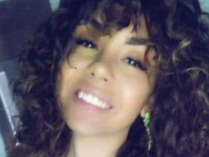 Colpita da proiettile vagante seduta al bar, Shanice Brookes vittima innocente di una sparatoria a Sheffield