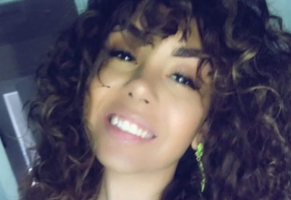 Colpita da proiettile vagante seduta al bar, Shanice Brookes vittima innocente di una sparatoria a Sheffield