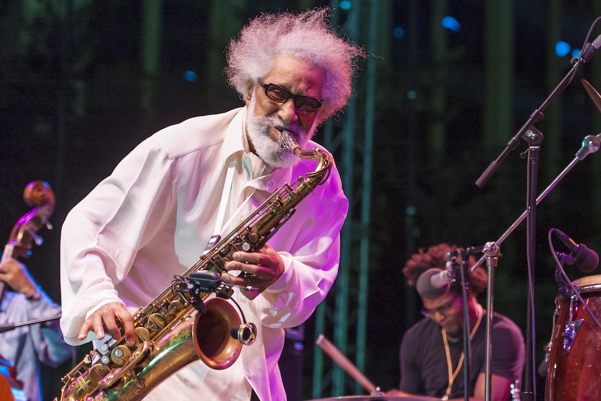 È morto Sonny Rollins, il gigante del sassofono aveva 95 anni: fu protagonista dell'era d'oro del jazz