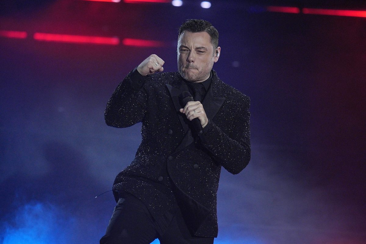 Tiziano Ferro metterà tutti i successi nella scaletta del tour stadi e scatena il dibattito tra i fan