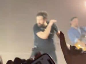 Scatto d’ira di Tommaso Paradiso: scaglia il microfono a terra, poi chiede scusa al pubblico napoletano