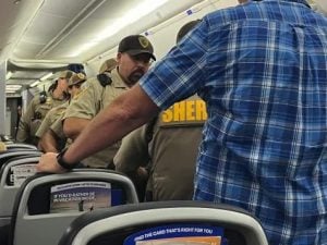 USA, paura su un volo United Airlines: uomo tenta di forzare la cabina di pilotaggio, “parlava in russo”
