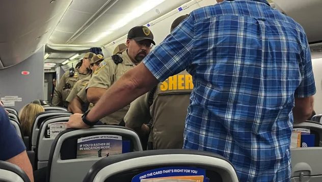 USA, paura su un volo United Airlines: uomo tenta di forzare la cabina di pilotaggio, “parlava in russo”