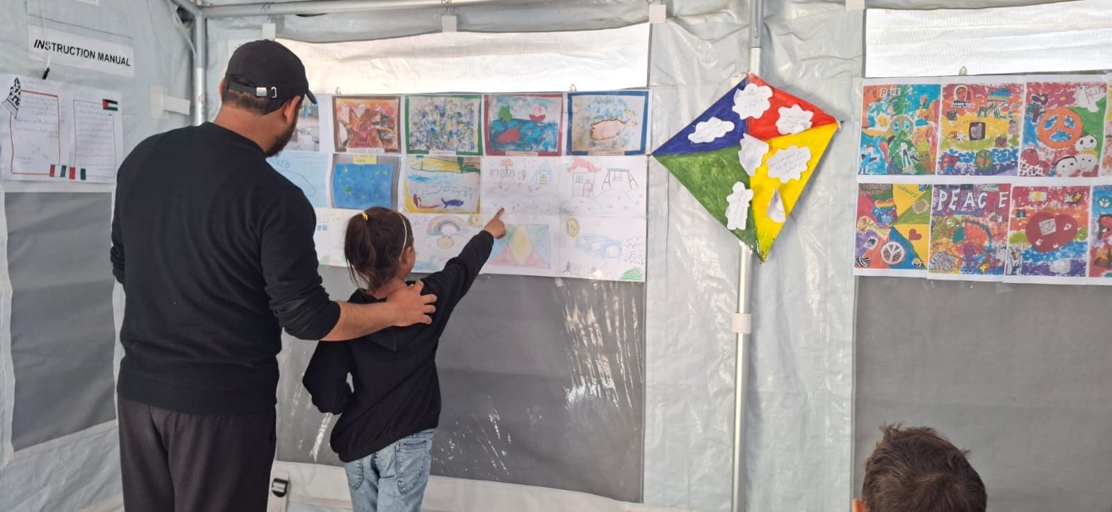 Una delle tende–scuola di Gaza, i disegni dei bambini italiani e gazawi