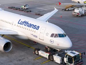 “Lasciate tutto e uscite”: paura su volo Lufthansa ad Atene, 3 persone ferite mentre usano gli scivoli d’emergenza