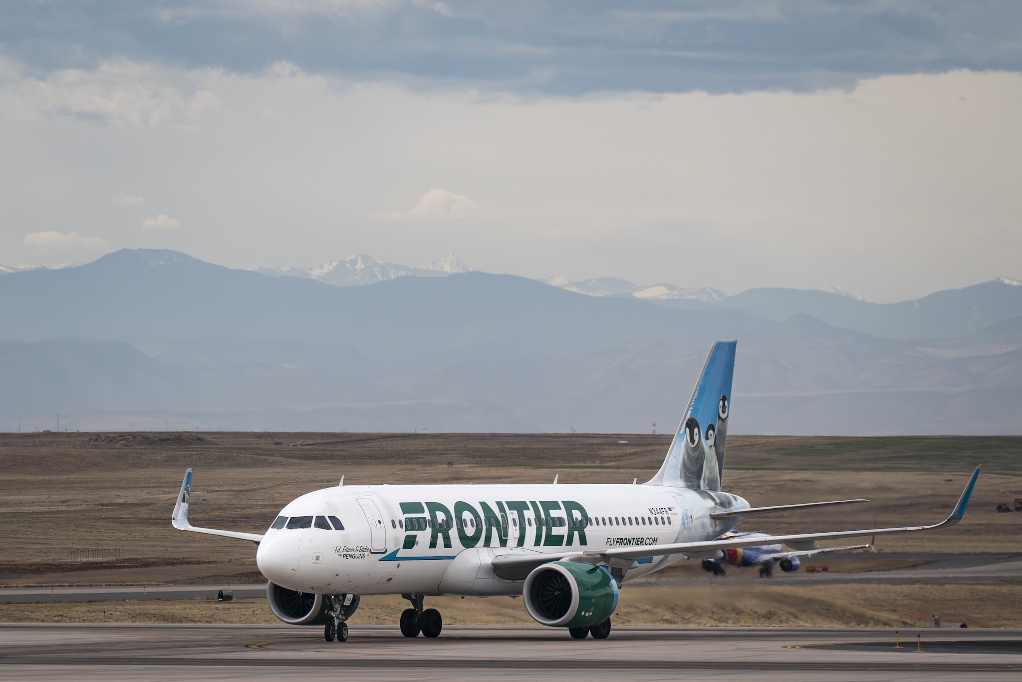 Scavalca la recinzione dell'aeroporto di Denver e attraversa la pista: investito e ucciso da un aereo