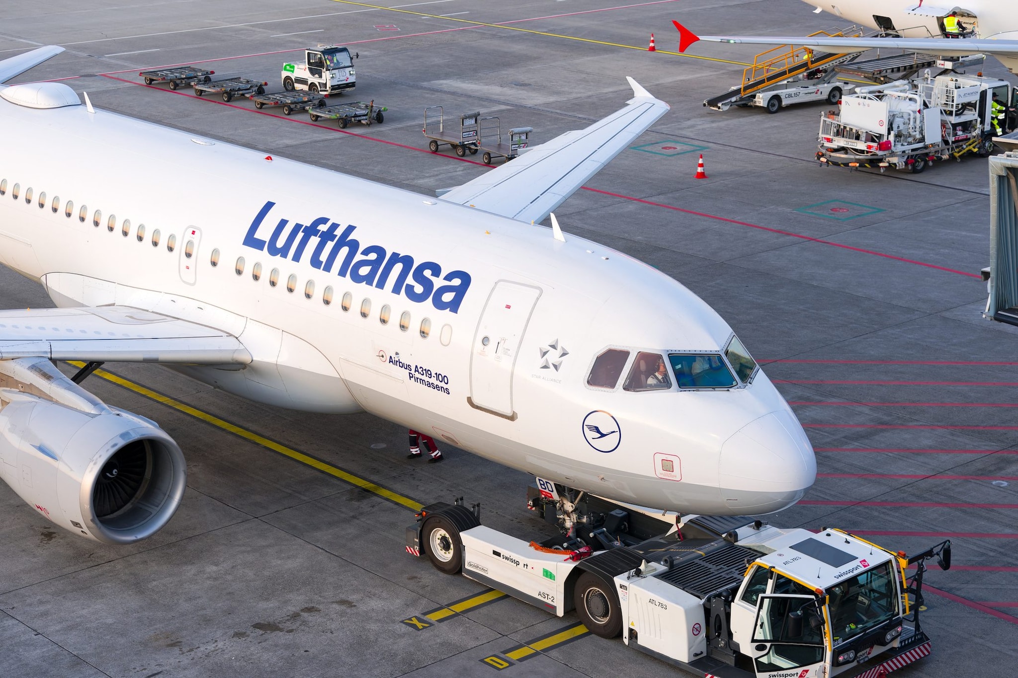"Lasciate tutto e uscite": paura su volo Lufthansa ad Atene, 3 persone ferite mentre usano gli scivoli d'emergenza