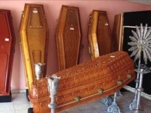 Dato per morto in ospedale, si risveglia alle pompe funebri: 88enne ha rischiato di essere sepolto vivo in Brasile