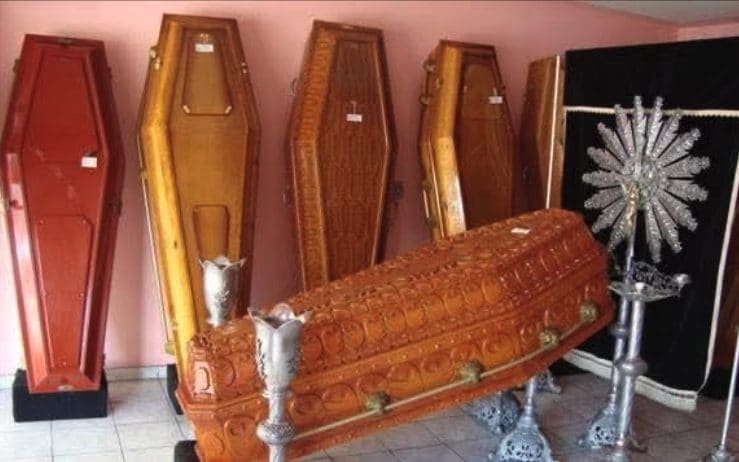 Dato per morto in ospedale, si risveglia alle pompe funebri: 88enne ha rischiato di essere sepolto vivo in Brasile