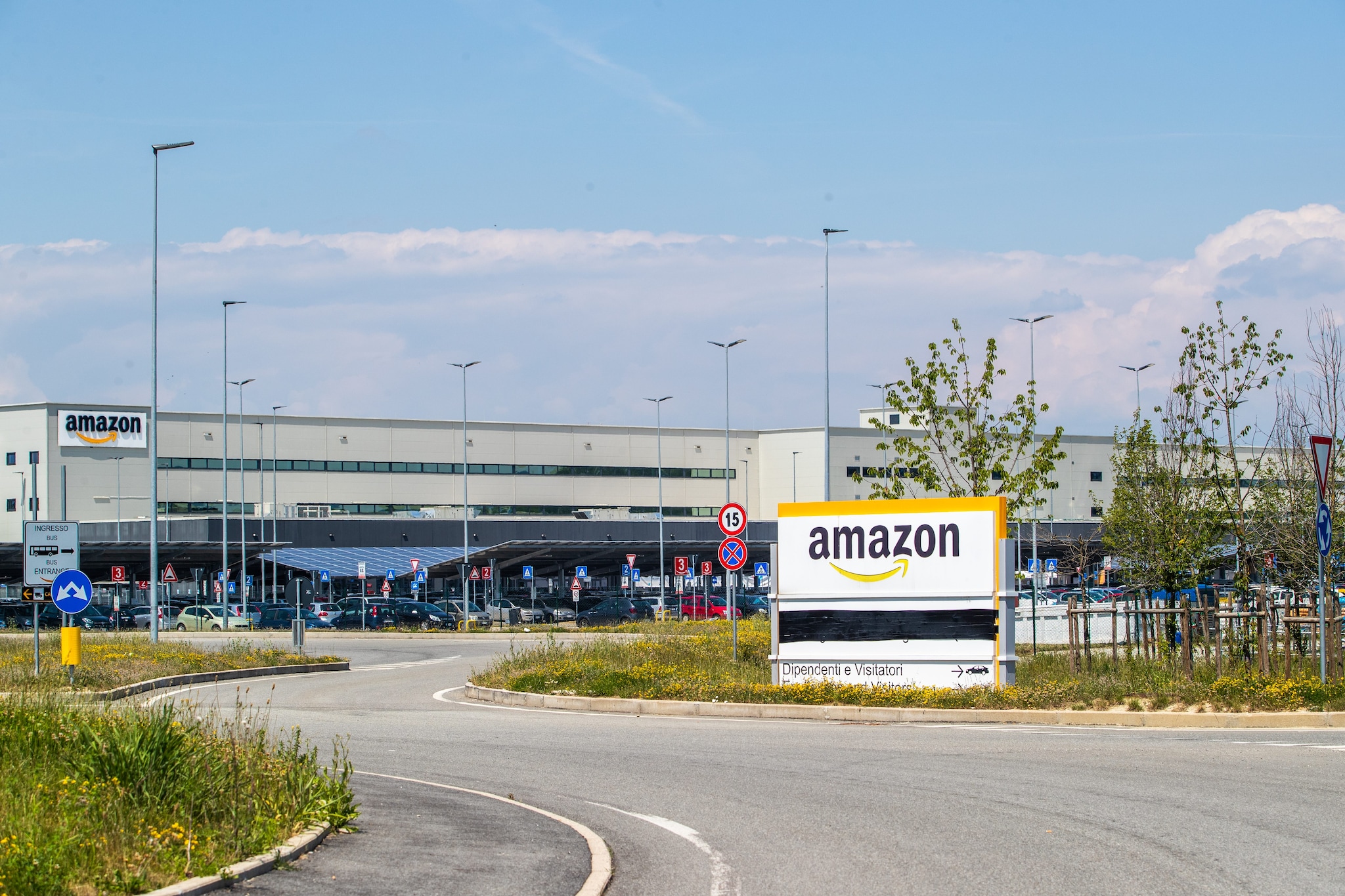 Si dà fuoco davanti allo stabilimento Amazon a Torrazza Piemonte, gravissimo 36enne: "Ustioni su 65% del corpo"