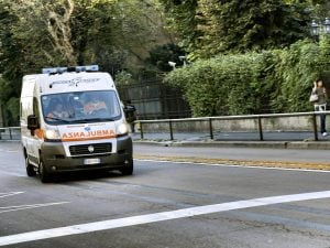 Donna travolta da un’automobilista a Caltanissetta, per il giudice era “distratta”: non avrà risarcimento