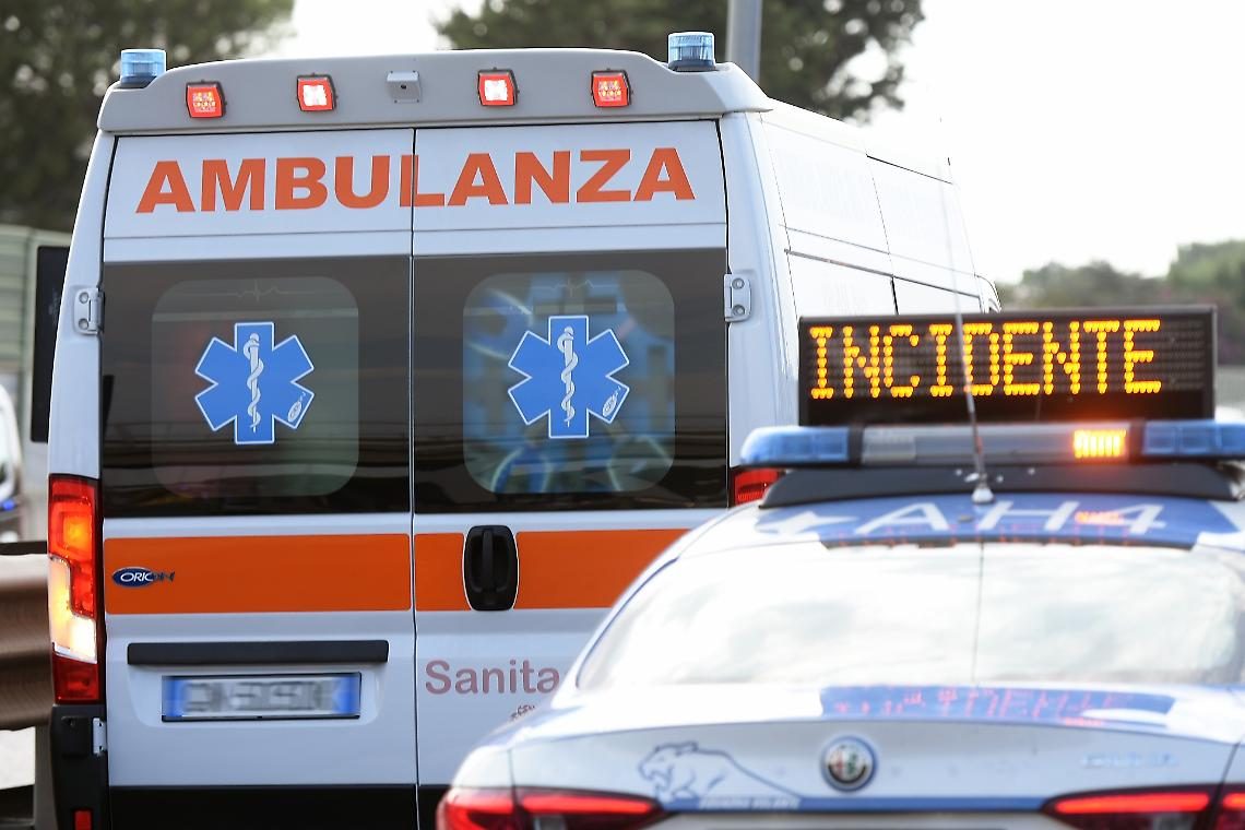 Per sfuggire all'arresto si lancia dall'auto della polizia a Borgaro Torinese: "Era pieno di sangue"
