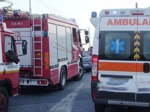 Si schianta contro un palo nella notte e l’auto prende fuoco: 19enne muore carbonizzato a Massa