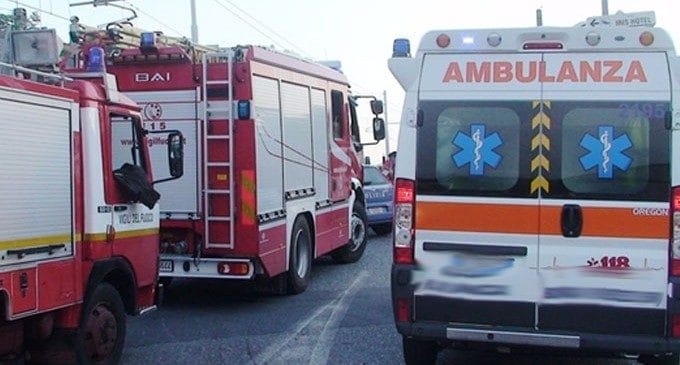 Si schianta contro un palo nella notte e l'auto prende fuoco: 19enne muore carbonizzato a Massa