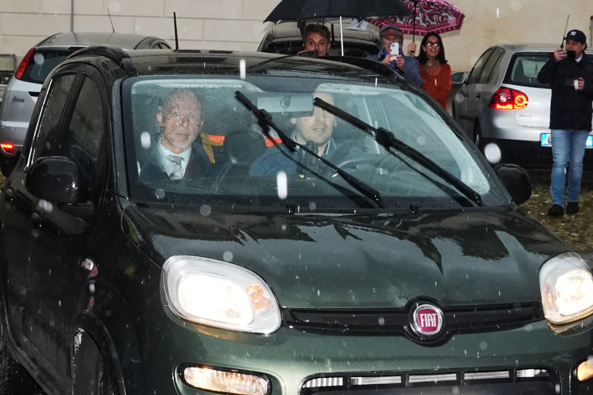 L’arrivo in auto di Andrea Sempio in Procura a Pavia.