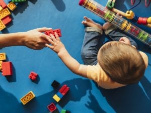 Vanno a prendere la figlia di 21 mesi all’asilo e la trovano completamente ubriaca: “Tasso alcolemico di 2,14 g/l”