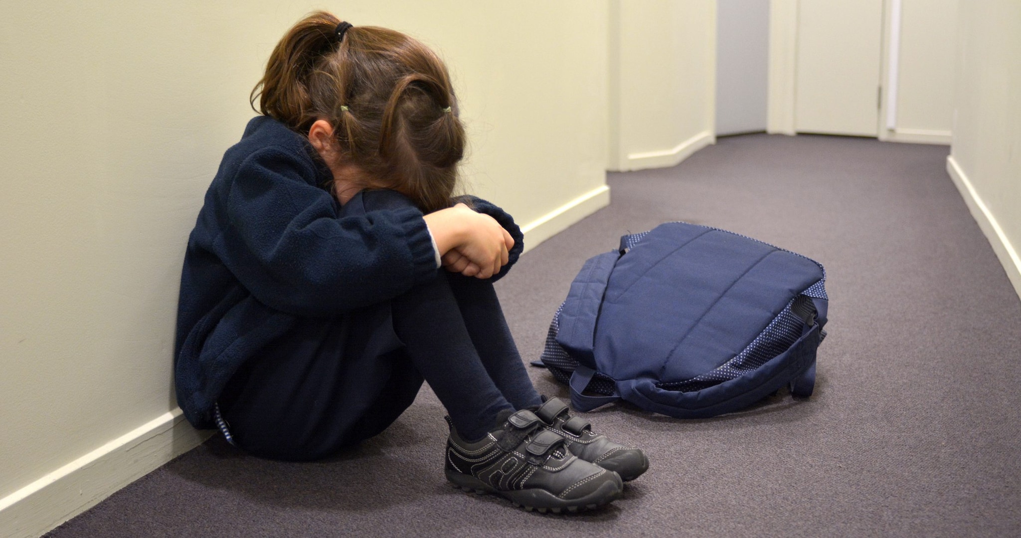 Bambini strattonati per i capelli e bloccati sugli scaffali: maestra a processo ad Avezzano