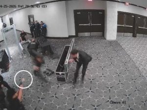 Attentato a Trump, video inedito che ritrae Cole Tomas Allen correre oltre i metal detector prima del caos