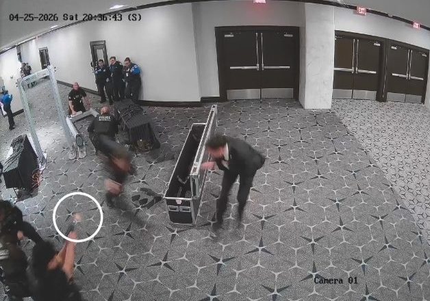 Attentato a Trump, video inedito che ritrae Cole Tomas Allen correre oltre i metal detector prima del caos