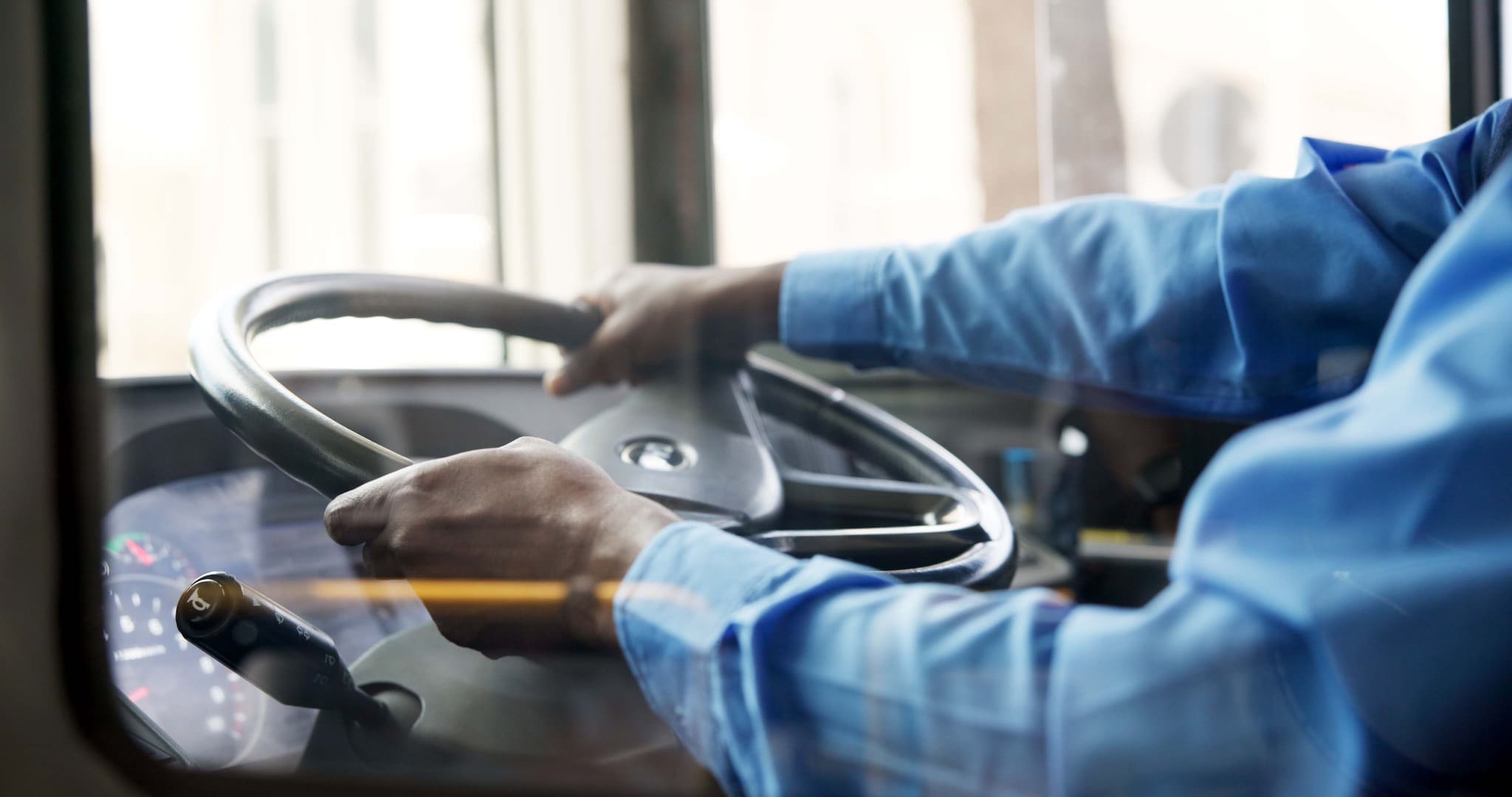 Settanta ore di straordinari al mese, autista di bus padovano costretto in stampelle: aziende devono risarcirlo