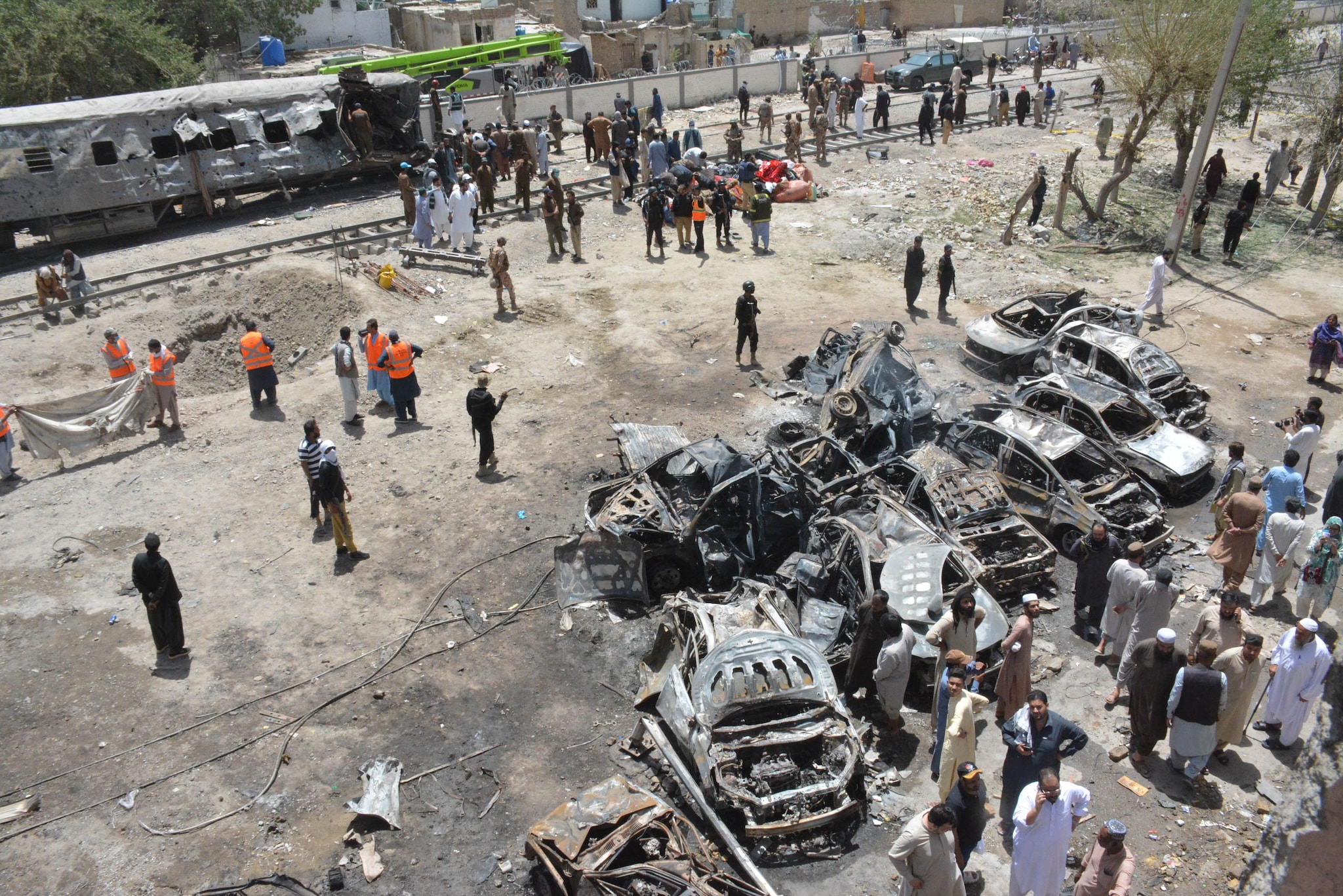 Treno militare investito da un'esplosione in Pakistan, oltre 20 morti e decine di feriti: "Attacco con autobomba"