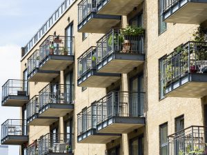 Bolzano, bimbo di 6 anni precipita dal 4° piano di un palazzo: illeso atterrando su uno stendino