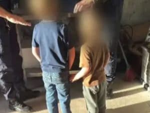 Fratellini di 3 e 5 anni abbandonati nel bosco in Portogallo: madre arrestata col compagno, erano in un bar a 200 km